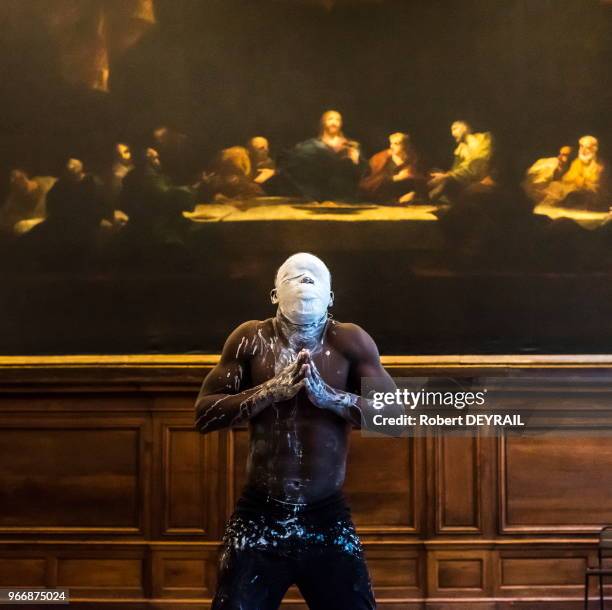 Le chorégraphe sénégalais Abdou N'gom danse dans la réfectoire du musée Saint-Pierre devant le tableau 'La Cène' du peintre Louis Cretey le 18 mars...