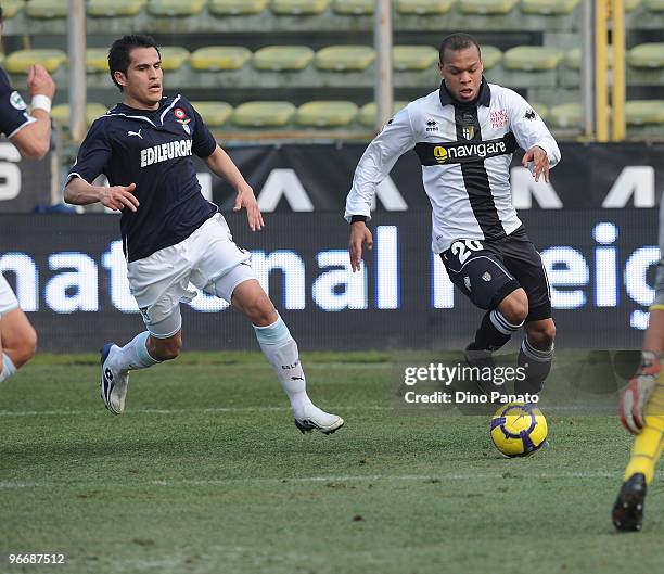 Jonathan Biabiany of Parma competes with Cristian Ledesma of Lazio during the Serie A match between Parma FC and SS Lazio at Stadio Ennio Tardini on...