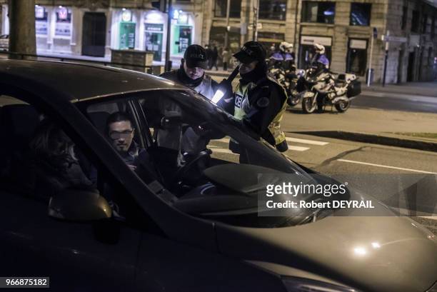 Contrôle de police de véhicules en prévention des risques d'attentat le 31 décembre 2016 dans le centre de Lyon, France.