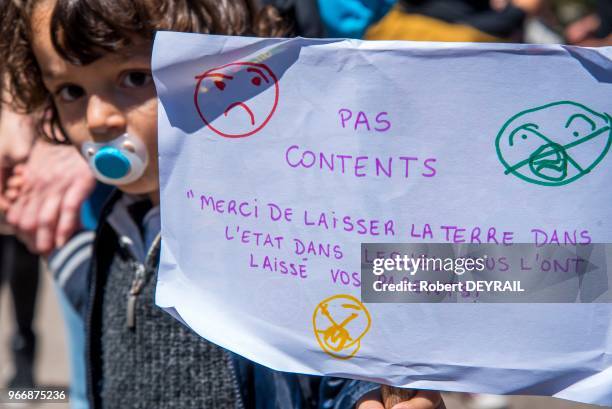 Trois cents personnes ont défilé dans le centre ville lyonnais pour protester contre l'utilisation des semences OGM de la société Monsanto le 20 mai...