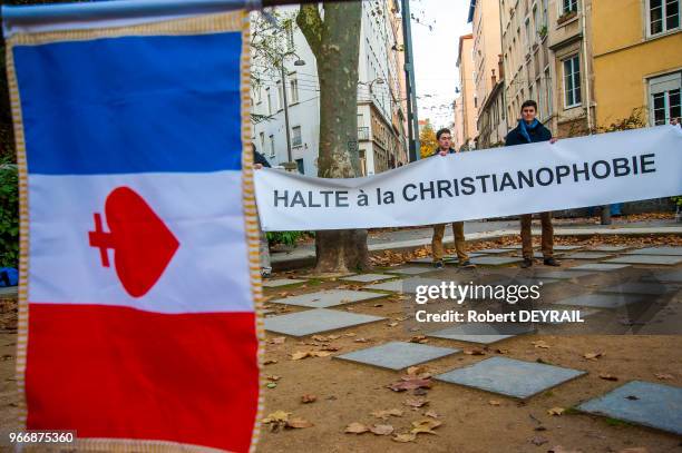 Militants de l?association ?Les Amis de Saint-Bernard? accompagnée par des moines capucins bénédictins de Morgon manifestent pour que l?église...