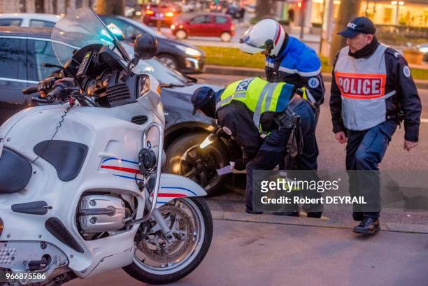 Contrôle de police de véhicules en prévention des risques d'attentat le 31 décembre 2016 dans le centre de Lyon, France.
