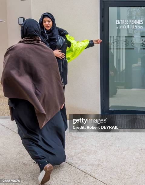 Femme voilée lors de l'inauguration de la nouvelle mosquée ?el Tawba? le 18 novembre 2016, Lyon, France. La mosquée veut balayer sa mauvaise...