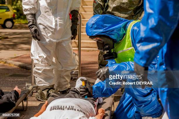 Exercices visant à soigner les victimes d'actes terroristes le 17 avril 2014 à Lyon, France. Ici c'est un exercice contre une attaque au gaz sarin...