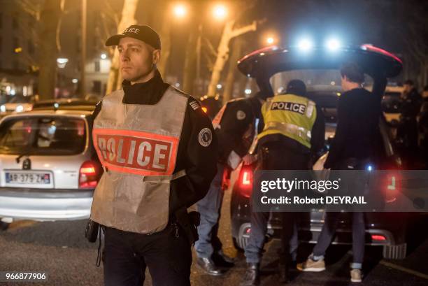 Contrôle de police de véhicules en prévention des risques d'attentat le 31 décembre 2016 dans le centre de Lyon, France.