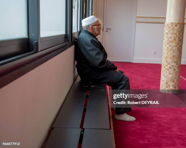 Fidèle lors de l'inauguration de la nouvelle mosquée ?el Tawba? le 18 novembre 2016, Lyon, France. La mosquée veut balayer sa mauvaise réputation en...