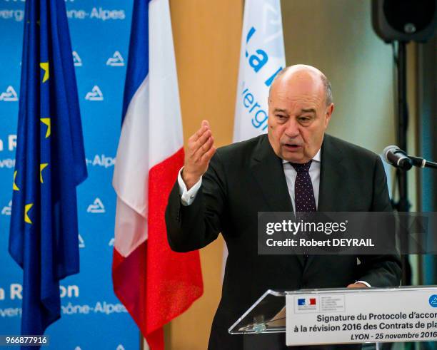 Laurent Wauquiez, Président de la région Auvergne-Rhones-Alpes et Jean-Michel Baylet, ministre de l'aménagement du territoire lors de la signature du...
