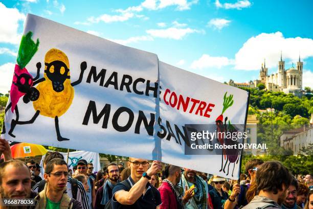 Trois cents personnes ont défilé dans le centre ville lyonnais pour protester contre l'utilisation des semences OGM de la société Monsanto le 20 mai...