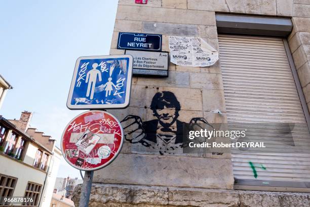 Pochoir représentant Michel Neyret, ex-directeur adjoint de la police judiciaire de Lyon brisant ses chaines, orne désormais le mur d'une rue de la...