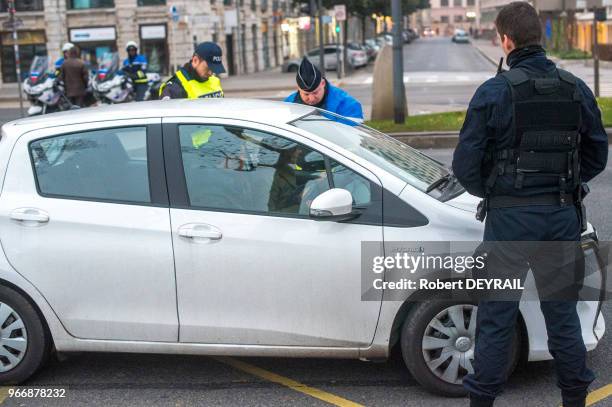 Contrôle de police de véhicules en prévention des risques d'attentat le 31 décembre 2016 dans le centre de Lyon, France.