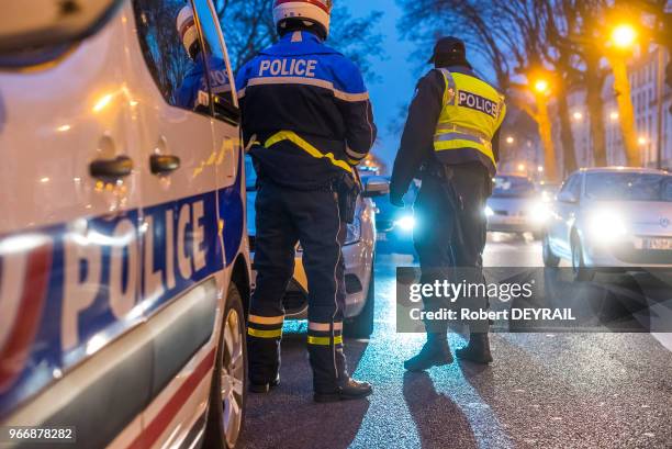 Contrôle de police de véhicules en prévention des risques d'attentat le 31 décembre 2016 dans le centre de Lyon, France.