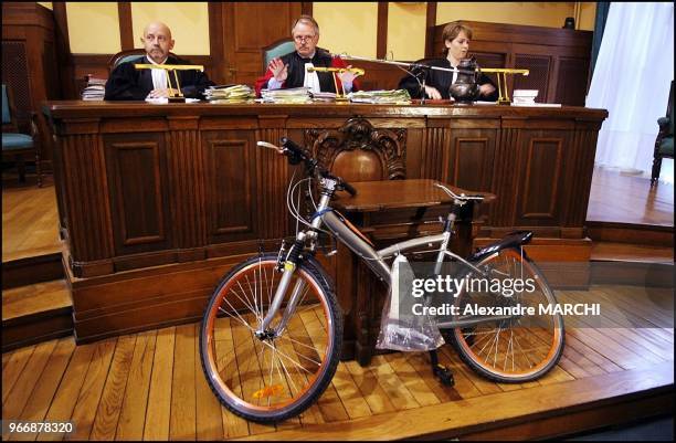 La Cour d'Assises et son président derrière le vélo accidenté de Karine. La Cour d'Assises et son président derrière le vélo accidenté de Karine.