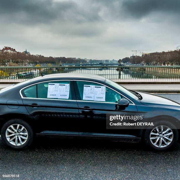 Une quarantaine de chauffeurs travaillant pour la société Uber ont manifesté pour de meilleures conditions de travail, le 23 décembre 2016 à Lyon,...