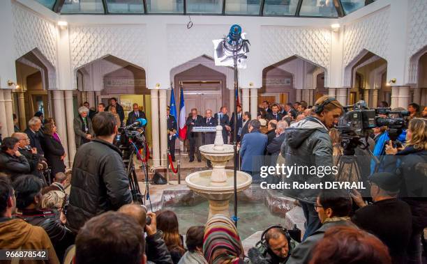 Le ministre de l'Intérieur et des Cultes, Bernard Cazeneuve, a participé à la pose de la première pierre de l'Institut français de civilisation...