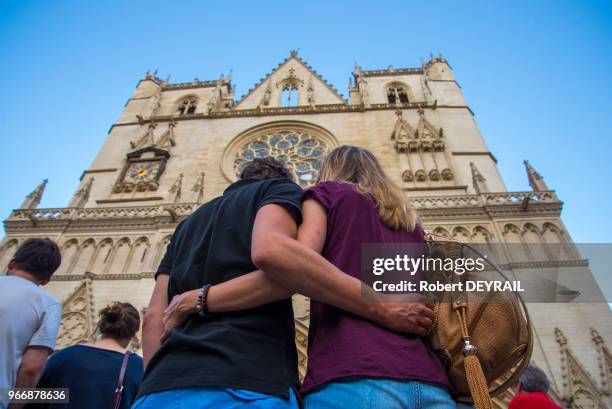 Rassemblement devant la primatiale Saint-Jean de Lyon en hommage à Jacques Hamel prêtre auxiliaire de l'église de Saint-Etienne de Rouvray en...