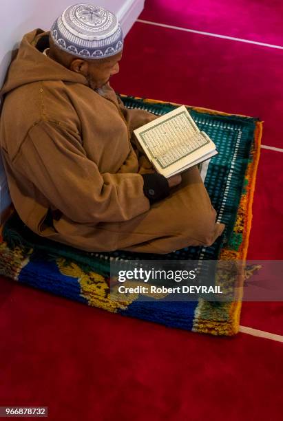 Fidèle lisant le Coran lors de l'inauguration de la nouvelle mosquée ?el Tawba? le 18 novembre 2016, Lyon, France. La mosquée veut balayer sa...