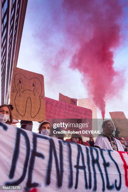 Manifestation des étudiants en odontologie pour dénoncer les négociations en cours entre l?Union Nationale des Caisses d?Assurances Maladies, les...