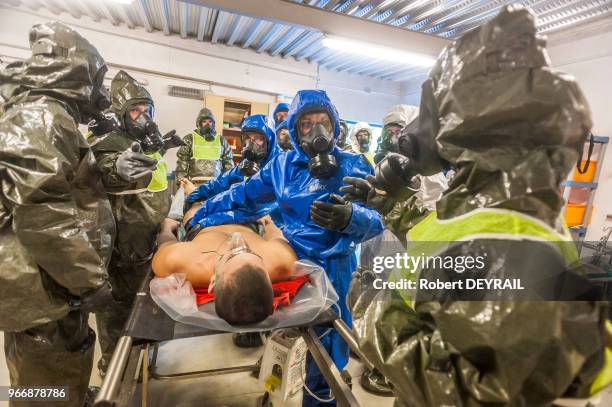 Exercices visant à soigner les victimes d'actes terroristes le 17 avril 2014 à Lyon, France. Ici c'est un exercice contre une attaque au gaz sarin...