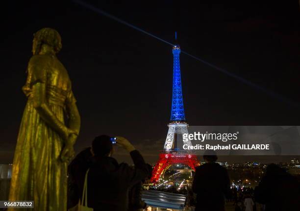 Tour Eiffel illuminée aux couleurs tricolores bleu blanc rouge le 18 novembre 2015 en mémoire des victimes des attentats de Paris du vendredi 13...