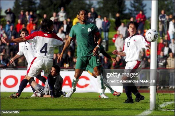 Didier Drogba. La Cote d'Ivoire et le Chili ont fait match nul 1-1 dans un match amical de preparation a la Coupe du monde pour les vice-champions...