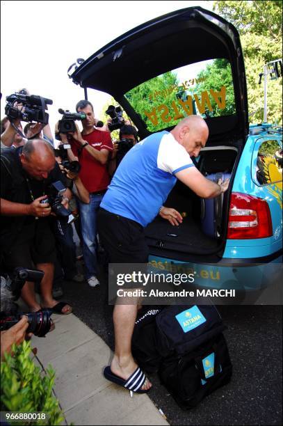 Serge, le garde du corps de Vinokourov, range des valise dans le coffre d'un vehicule avant la venue de la gendarmerie.