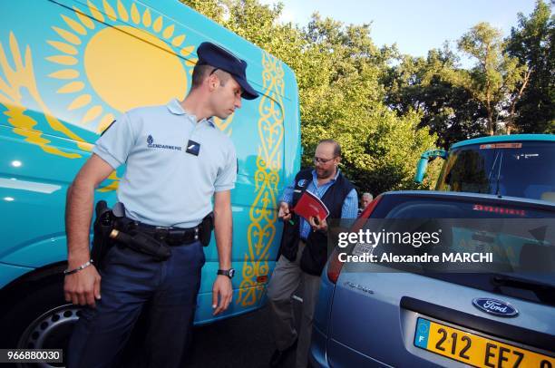 Arrivee des gendarmes parisiens de l'Office Central de Lutte contre les Atteintes ? l'Environnement et ? la Sant? Publique epaule par les gendarmes...