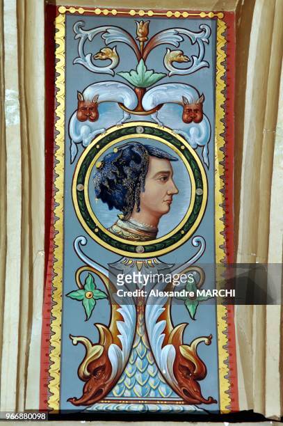 Dans le salon d'honneur du chateau de Jaulny au dessus de la cheminee du Xve siecle deux profils en medaillon, ceux de Jeanne et de son mari Robert...
