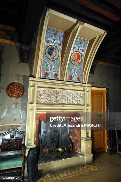 Dans le salon d'honneur du chateau de Jaulny au dessus de la cheminee du Xve siecle deux profils en medaillon, ceux de Jeanne et de son mari Robert...