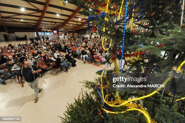 Plus de 500 personnes du groupe Michelin reunis pour la derniere fois autour du sapin de Noel avec leurs enfants.