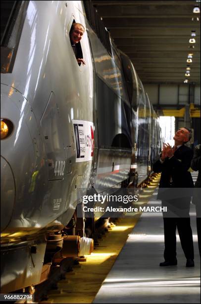 Arrivee en avant-premiere de la rame V150. Le conducteur de la rame V150, Eric Pieczak. Il est salue par le directeur general de la SNCF, Guillaume...