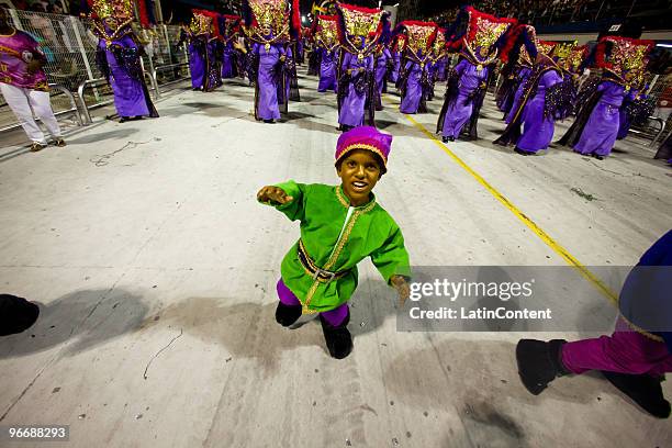 Members of Mocidade Alegre dance during the samba school's parade during the second day of Sao Paulo's carnival on February 14, 2010 in Sao Paulo,...