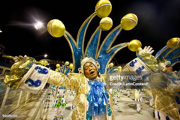 Members of Mocidade Alegre dance during the samba school's parade during the second day of Sao Paulo's carnival on February 14, 2010 in Sao Paulo,...