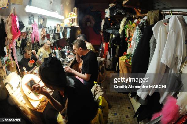 La preparation et le maquillage avant le spectacle du Belcour est 'time' et electrique comme dans les plus grands cabarets parisiens. Andre veille...