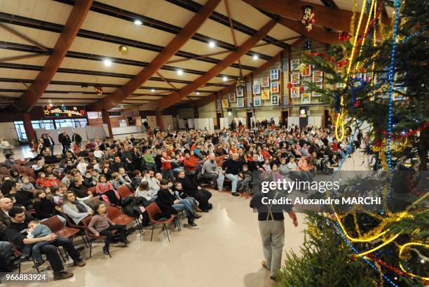 Plus de 500 personnes du groupe Michelin reunis pour la derniere fois autour du sapin de Noel avec leurs enfants.