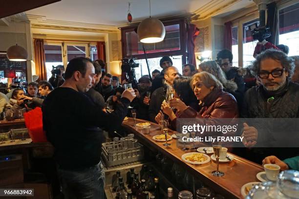 L'intérieur du café 'Le Carillon', à l'angle des rues Alibert et Bichat, Paris 10ème, soirée de réouverture, 2 mois après les attentats du 13...