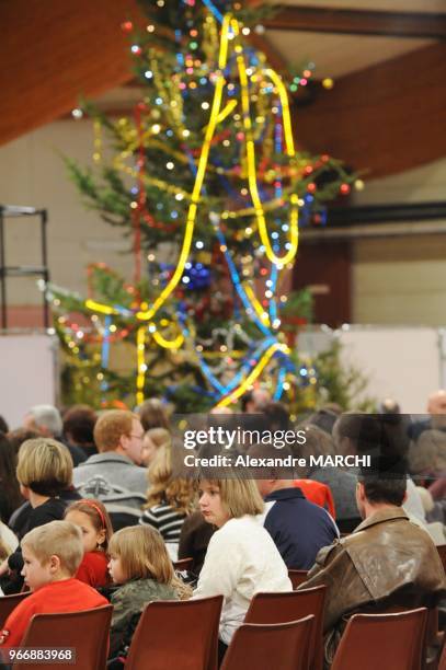 Plus de 500 personnes du groupe Michelin reunis pour la derniere fois autour du sapin de Noel avec leurs enfants.