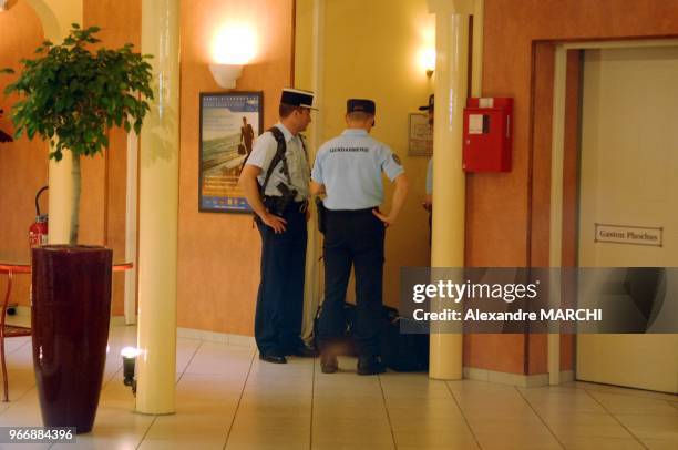 Arrivee des gendarmes parisiens de l'Office Central de Lutte contre les Atteintes ? l'Environnement et ? la Sant? Publique epaule par les gendarmes...