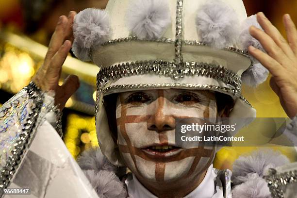 Members of Mocidade Alegre dance during the samba school's parade during the second day of Sao Paulo's carnival on February 14, 2010 in Sao Paulo,...