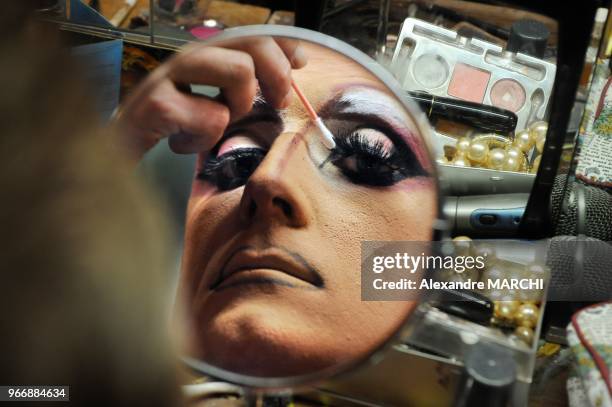 La preparation et le maquillage avant le spectacle du Belcour est 'time' et electrique comme dans les plus grands cabarets parisiens. Andre veille...