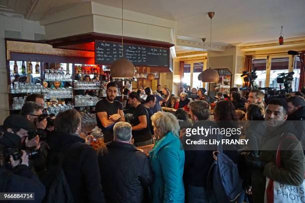 L'intérieur du café 'Le Carillon', à l'angle des rues Alibert et Bichat, Paris 10ème, soirée de réouverture, 2 mois après les attentats du 13...