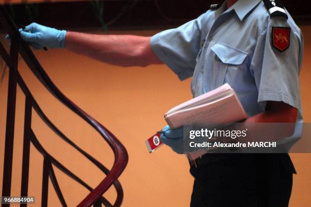 Un gendarme va perquisitionner la chambre d'un courreur sous le controle de l'Office Central de Lutte contre les Atteintes ? l'Environnement et ? la...