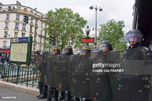 Peloton de CRS devant la sortie du métro 4reuilly-Diderot' lors de la manifestation contre la loi travail dite 'Loi El Khomri', le 26 mai 2016,...