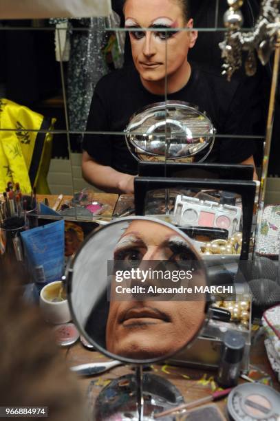 La preparation et le maquillage avant le spectacle du Belcour est 'time' et electrique comme dans les plus grands cabarets parisiens. Andre veille...