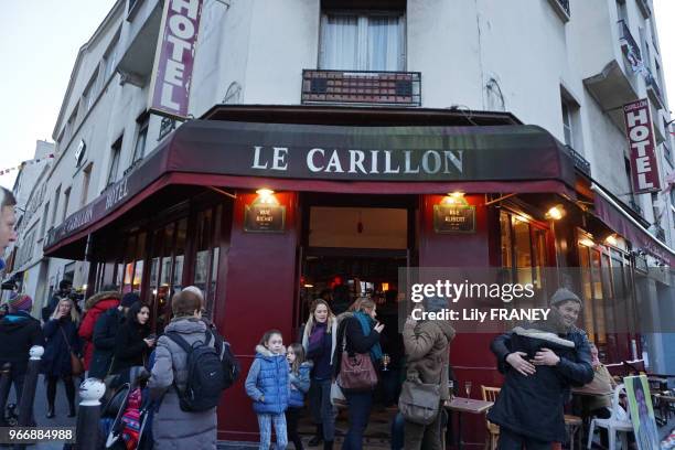 L'intérieur du café 'Le Carillon', à l'angle des rues Alibert et Bichat, Paris 10ème, soirée de réouverture, 2 mois après les attentats du 13...