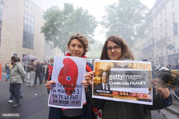 Jeunes femmes portant une affiche ''Si tu nous fais le 49.3 on te le fait en mode 17.89'' et une autre avec une déclaration de François Hollande''Le...
