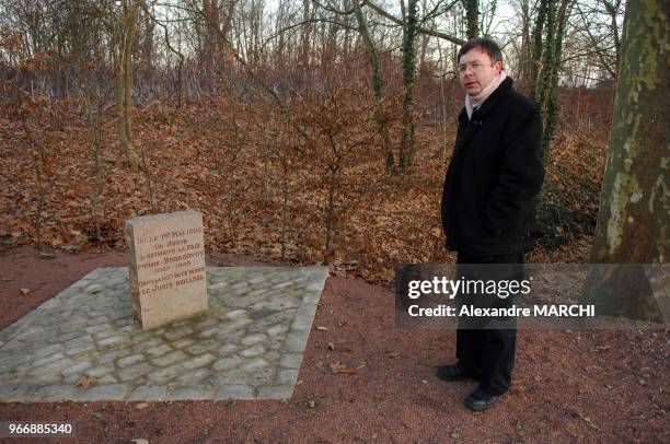 Ex-commissaire des Renseignements Generaux , revoque de la Police Nationale, Hubert Marty-Vrayance. Il a notamment enquete sur la mort etrange de...