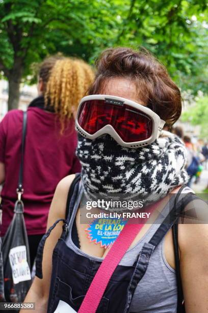 Jeune femme avec le visage caché lors de la manifestation contre la loi travail dite 'Loi El Khomri', le 26 mai 2016, Paris, France.