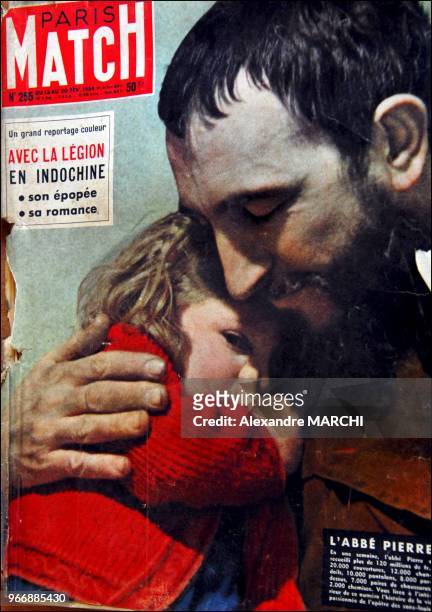 Exemplaire original de Paris Match de l'hiver 1954 avec en couverture l'Abbe Pierre.