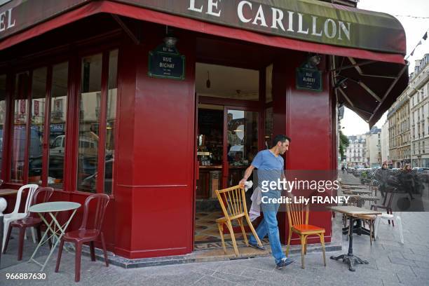 Devant le café 'Le Carillon', à l'angle des rues Alibert et Bichat, Paris 10ème, soirée de réouverture, 2 mois après les attentats du 13 novembre...