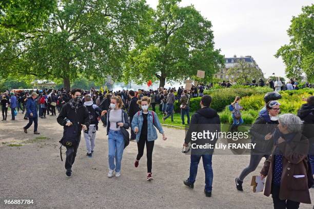 Jeunes gens fuyant les gaz lacrymogène et les violences lors de la manifestation contre la loi travail dite 'Loi El Khomri', le 26 mai 2016, Paris,...